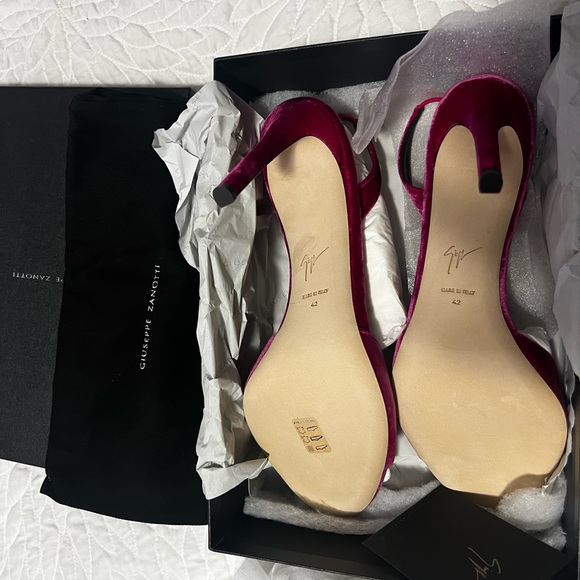 BRAND NEW, Size 42 Giuseppe Zanotti Sandals - Picture 2 of 2